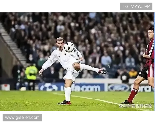 齐达内比赛风格深度解析呈现现代足球战术格局变化的趋势与影响