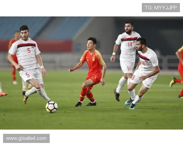 智利队战术细节解析：高位逼抢与边路进攻的协同运用