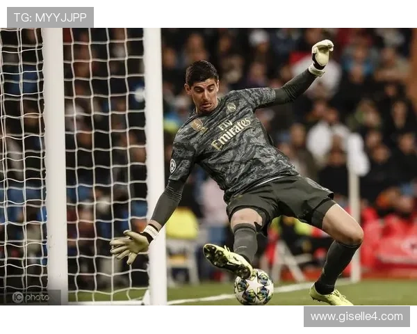 库尔图瓦与德布劳内合作表现稳健，比利时中场与门将配合持续提升